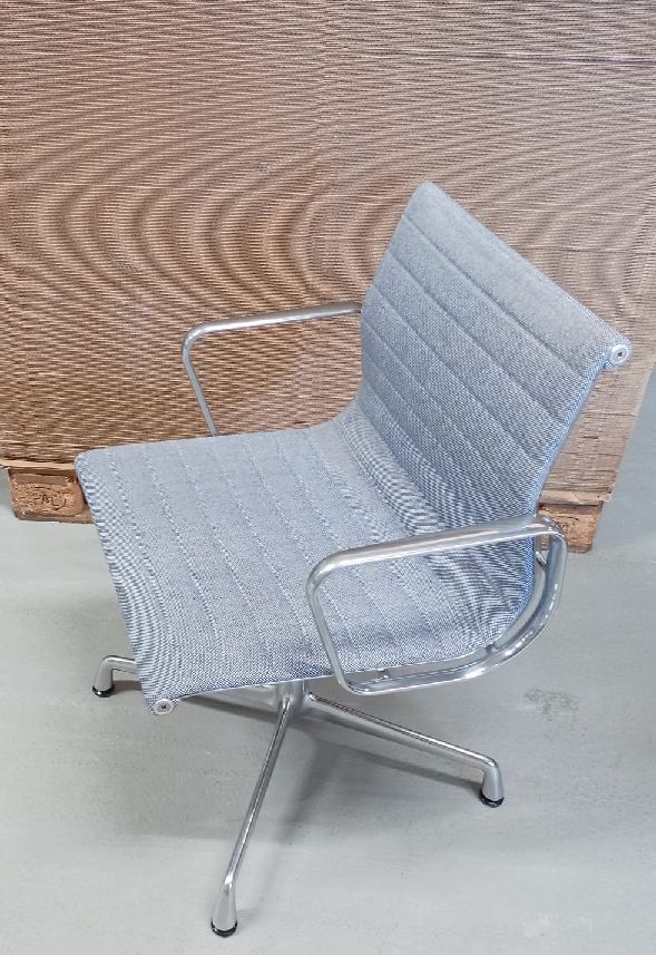 Aluminium stoel EA 104 / EA104 stoel DONKERBLAUW/IVOOR Vitra TENTOONSTELLINGSSTUK / TWEEDEHANDSMEUBEL