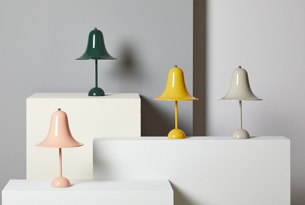 Verschiedenfarbige Pantop Tischleuchten von Verpan, moderne Designleuchten für Wohnzimmer und Schlafzimmer, stimmungsvolle Beleuchtung.