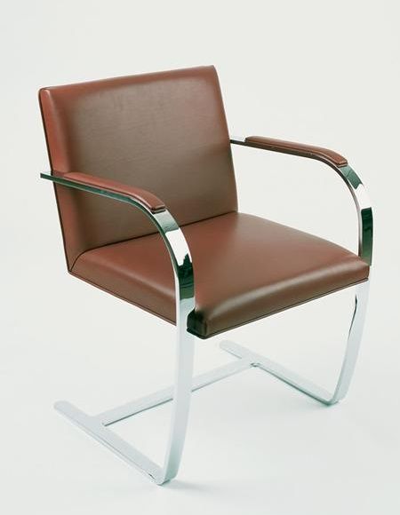 Brno Stuhl mit Flachstahlgestell und braunem Lederbezug von Knoll International, moderner Freischwinger für Esszimmer oder Büro.