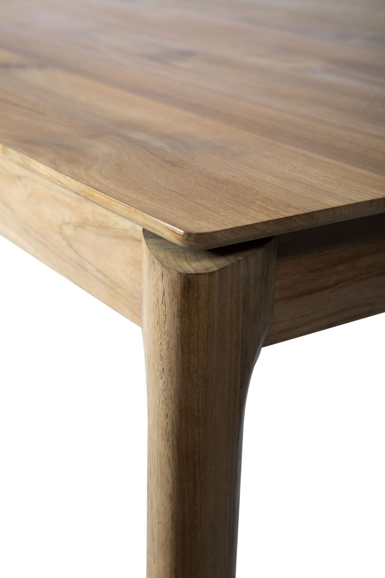 Detailansicht des Ethnicraft Bok Teak Tischs: Massivholz Tischplatte und Tischbein.