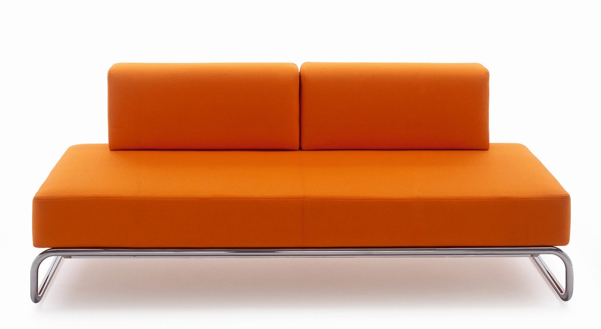 Oranges Thonet Sofa S 5100 mit niedrigem Polsterteil und verchromtem Stahlrohrgestell. Modernes Design für Wohnzimmer.