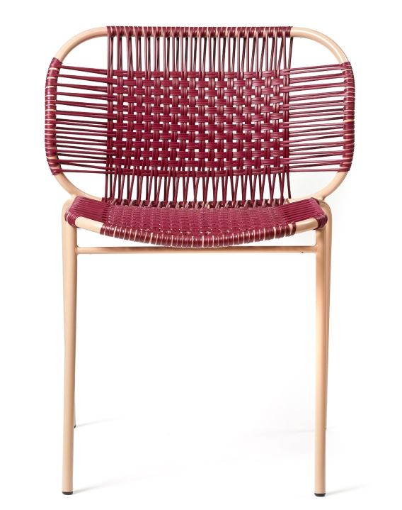 Cielo Stacking Chair in Rot-Pink Sand: Stapelbarer Outdoor-Stuhl mit geflochtener Sitzfläche.