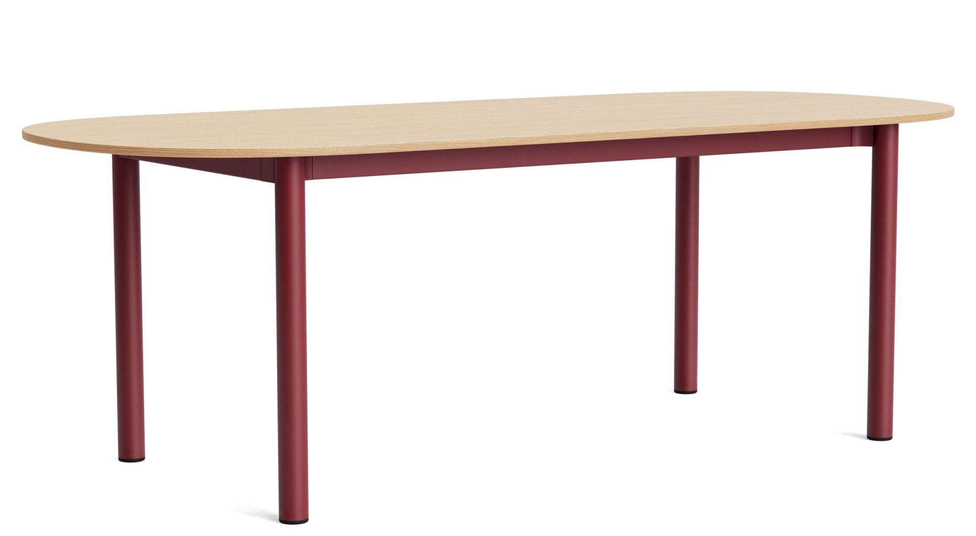 Annex Table von Hay: Ovaler Esstisch mit heller Holzplatte und bordeauxroten Metallbeinen vor weißem Hintergrund.