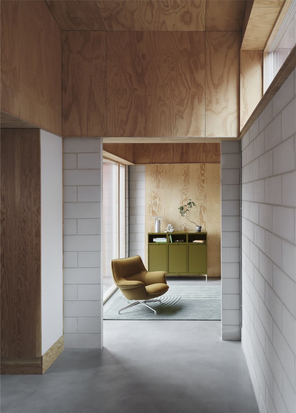 Innenaufnahme: Brauner Doze Lounge Chair Sessel von Muuto im modernen Wohnzimmer.