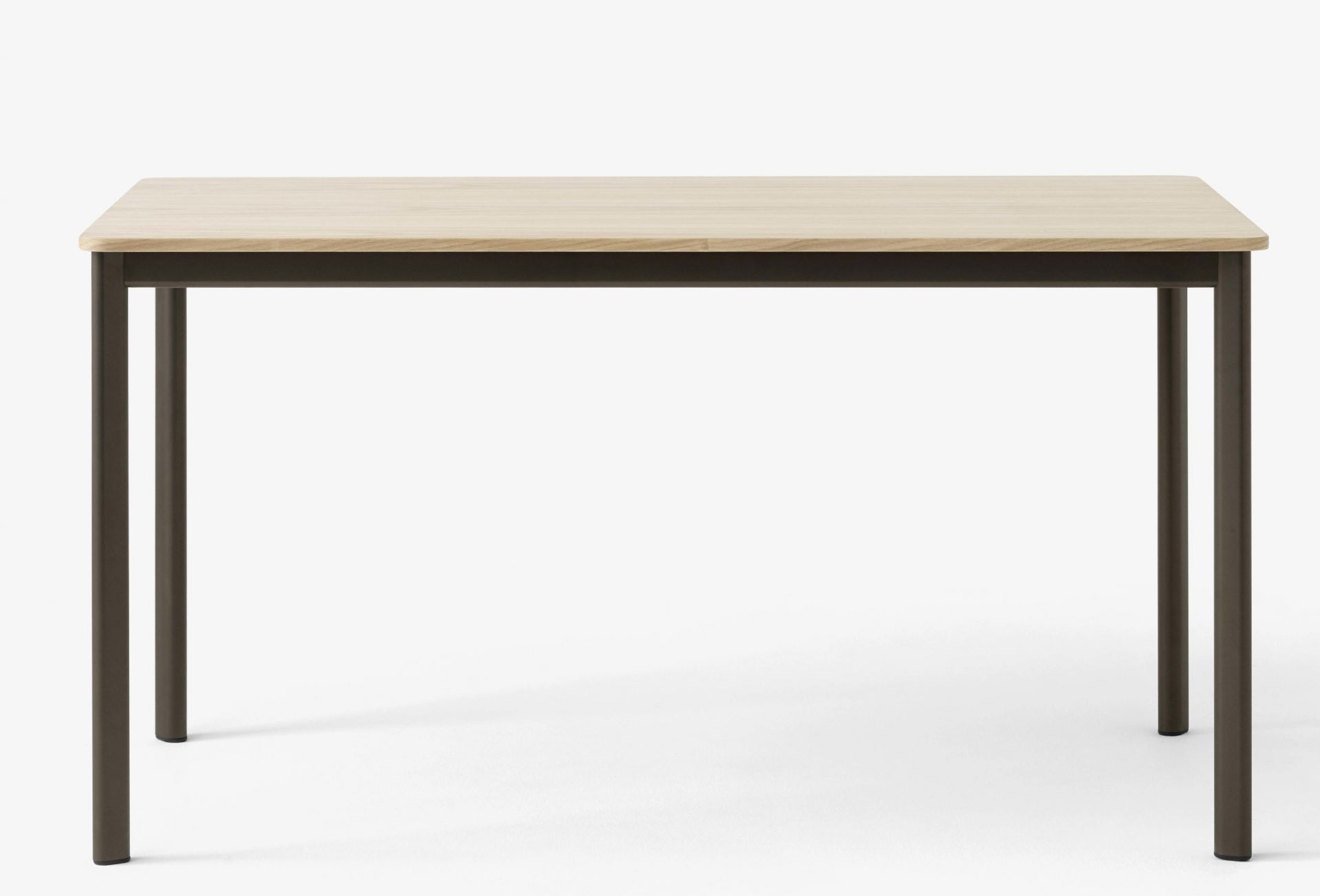 AndTradition Drip Table HW58 mit hellem Holz und dunkelbraunem Metallgestell, minimalistisches Design.