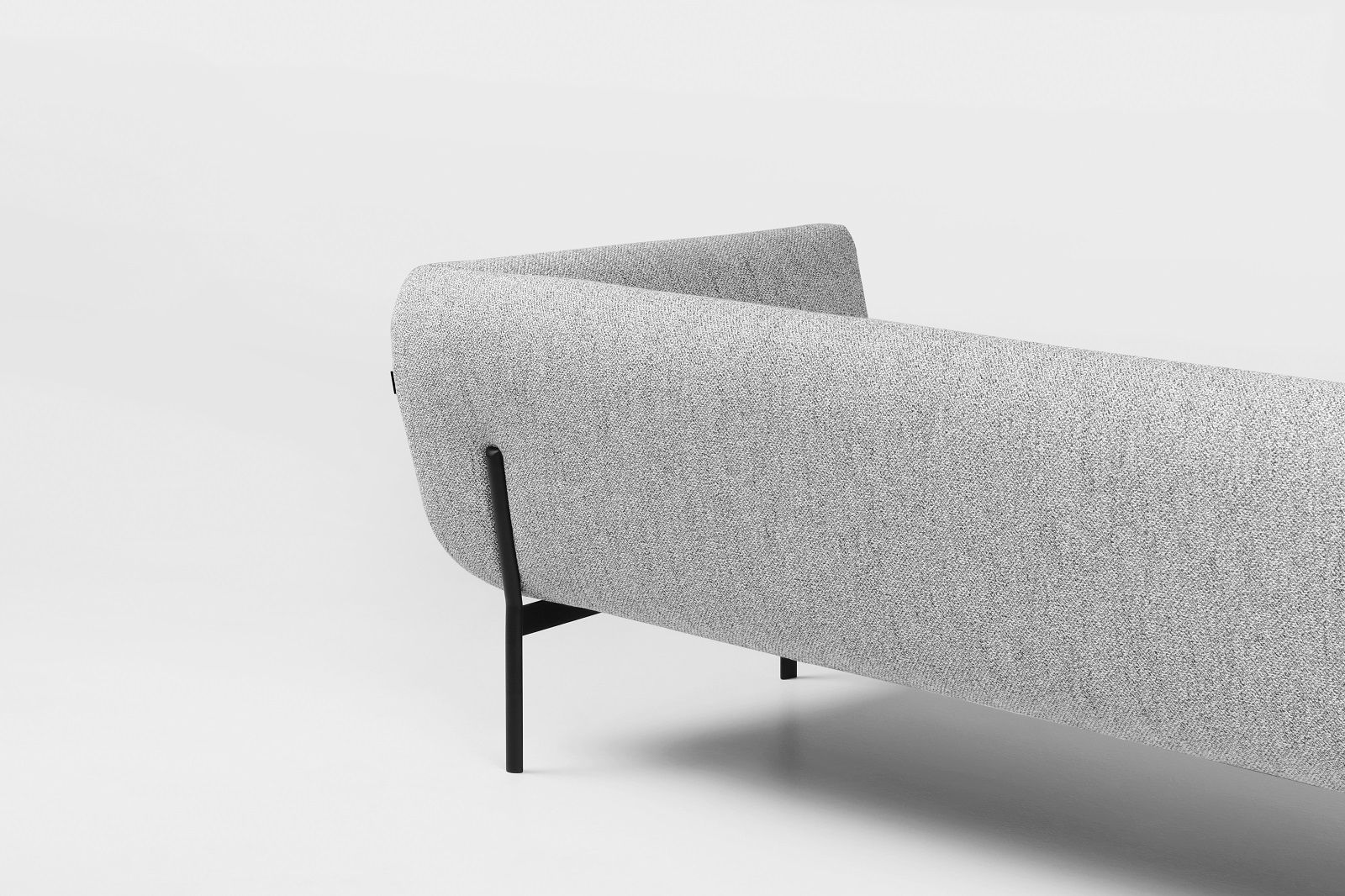 Detailaufnahme des Prostoria Impression Sofas in Hellgrau mit schwarzen Metallbeinen.