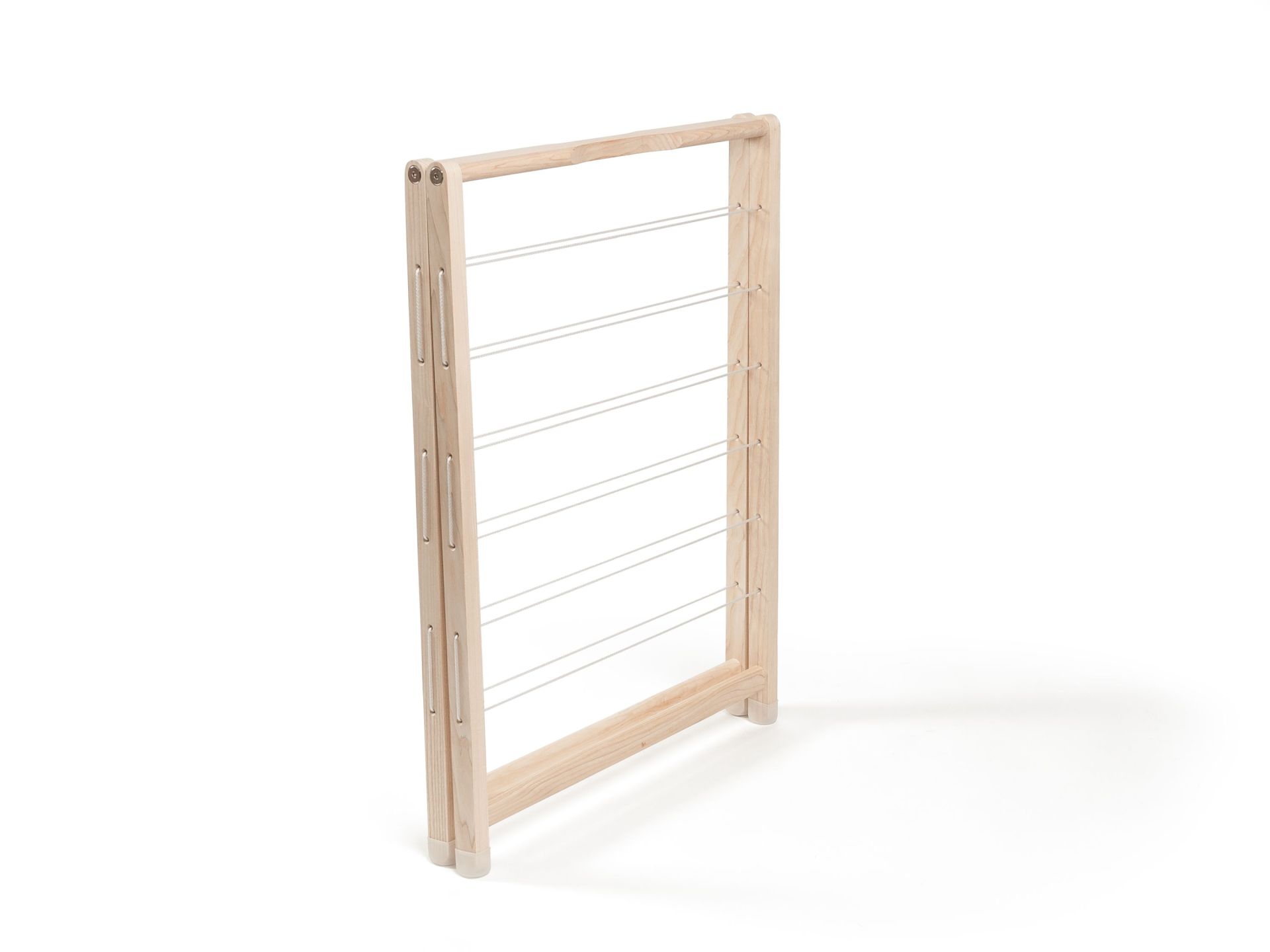 MR. Lean Wäschetrockner aus Holz mit mehreren Trockenleinen für energiesparendes Wäschetrocknen.
