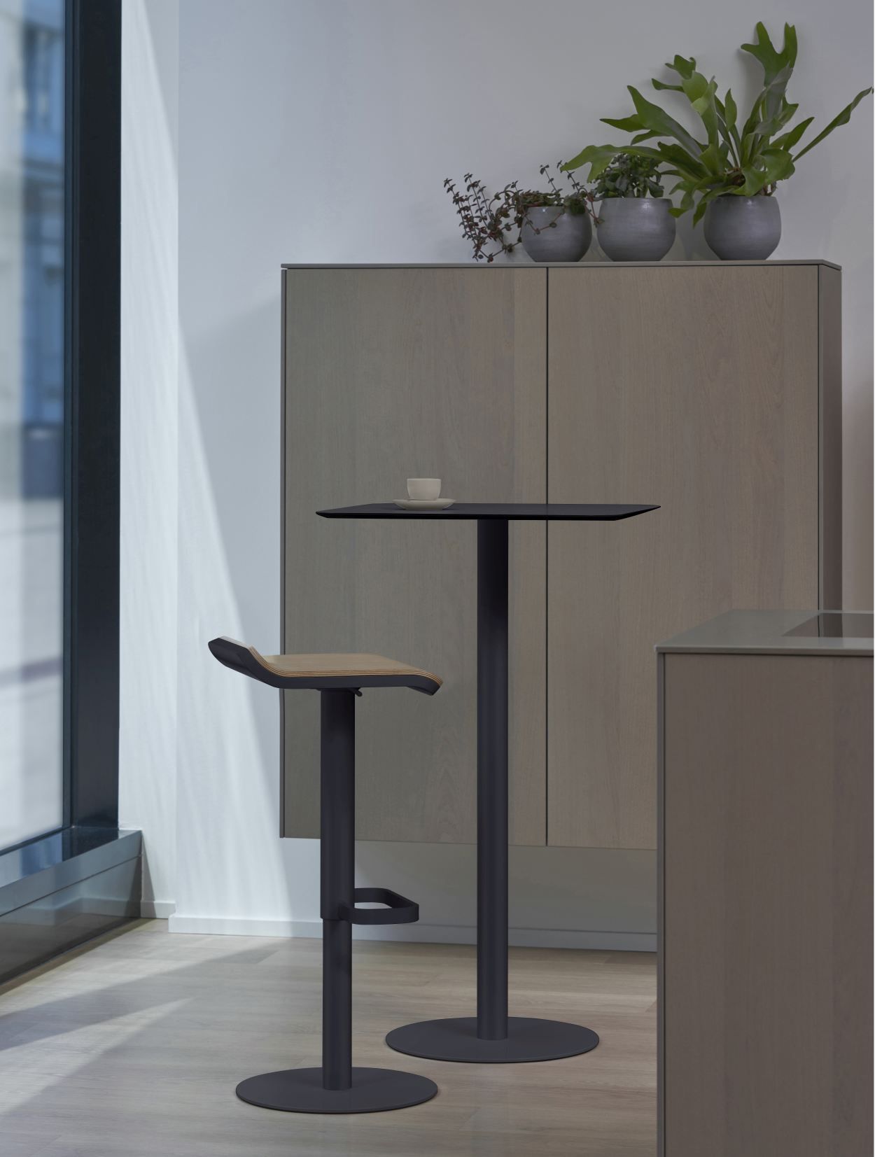 Anthrazitfarbener Moree Stehtisch mit Barhocker für Indoor-Bereiche. Moderner Stehtisch für Büro, Küche oder Esszimmer.