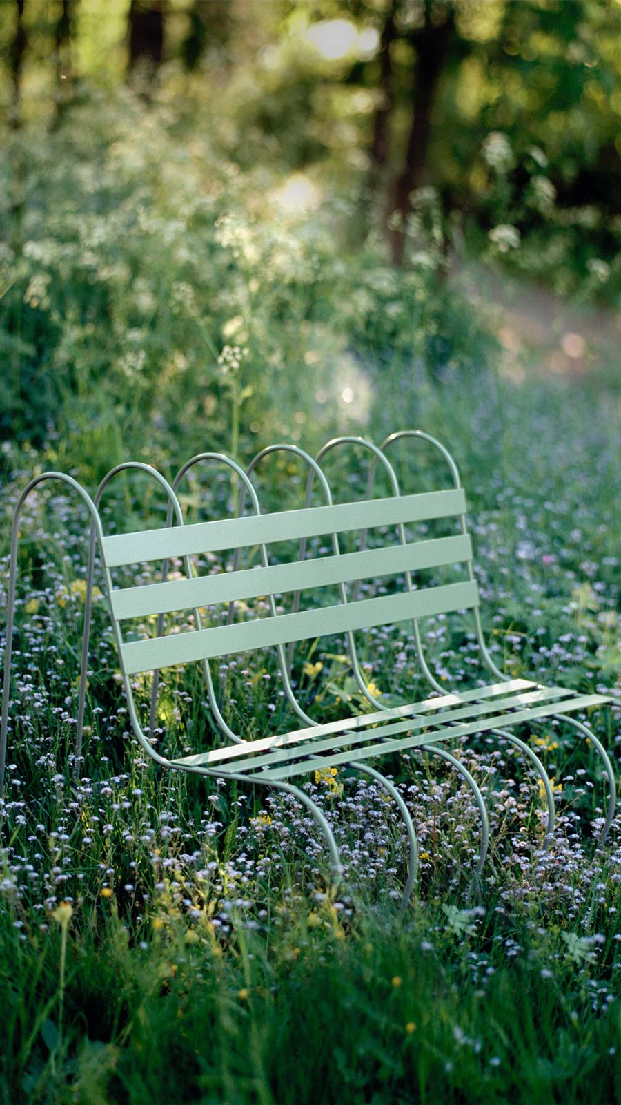 Helle Gardener's Sofa Gartenbank von Design House Stockholm im blühenden Garten, Outdoor Möbel.
