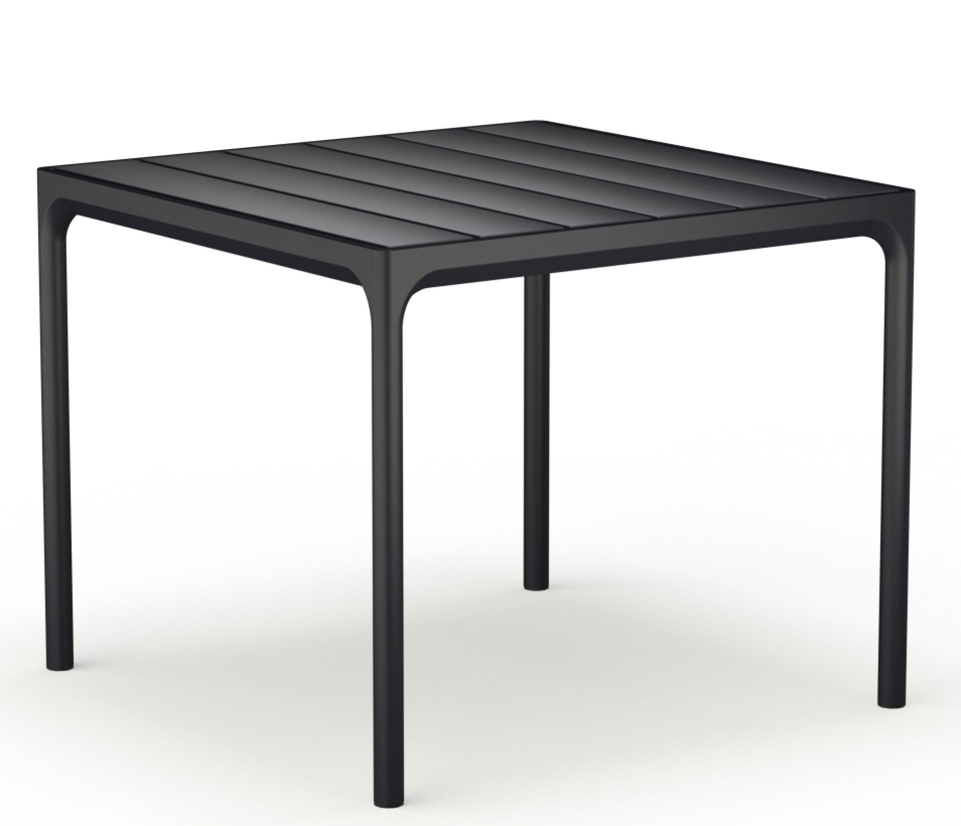 Schwarzer, quadratischer "Four Dining table" Outdoor Esstisch von Houe mit Lattenrost-Tischplatte und vier schlanken Beinen.