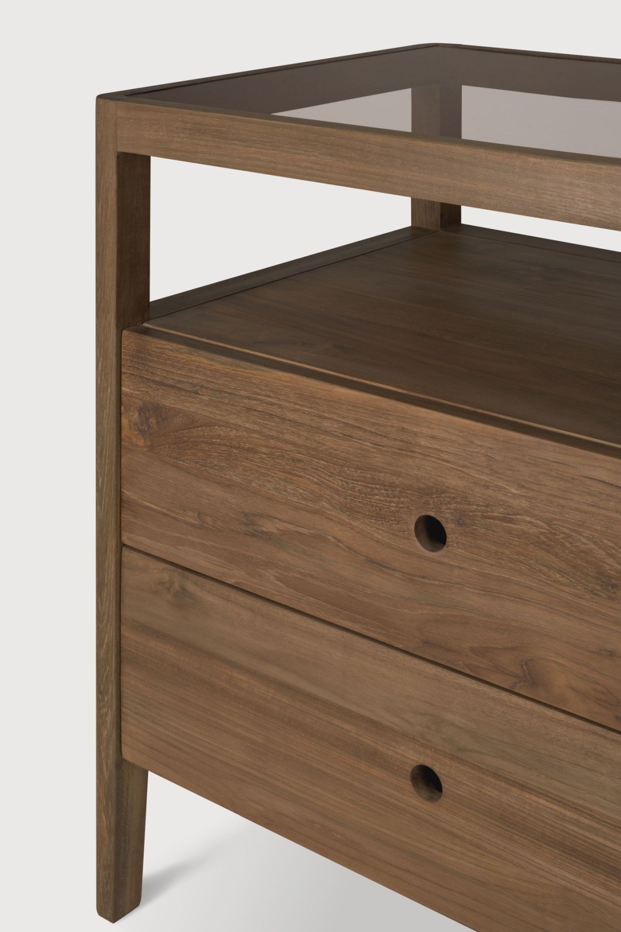 Detailaufnahme der Ethnicraft Spindle Kommode aus Teakholz mit zwei Schubladen und Glasplatte.
