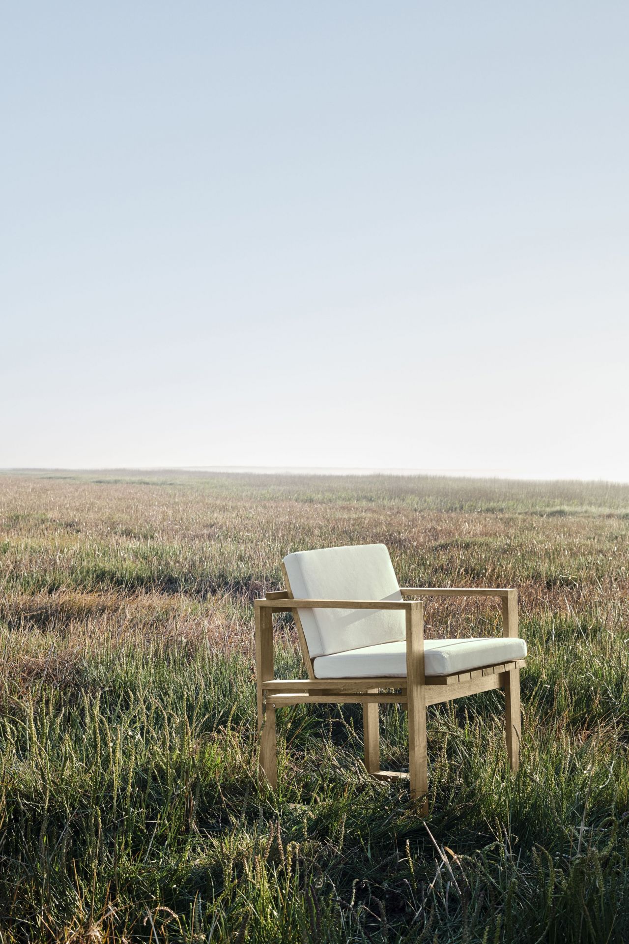 Bodil Kjaer Sessel für den Außenbereich von Carl Hansen & Søn im Gras.