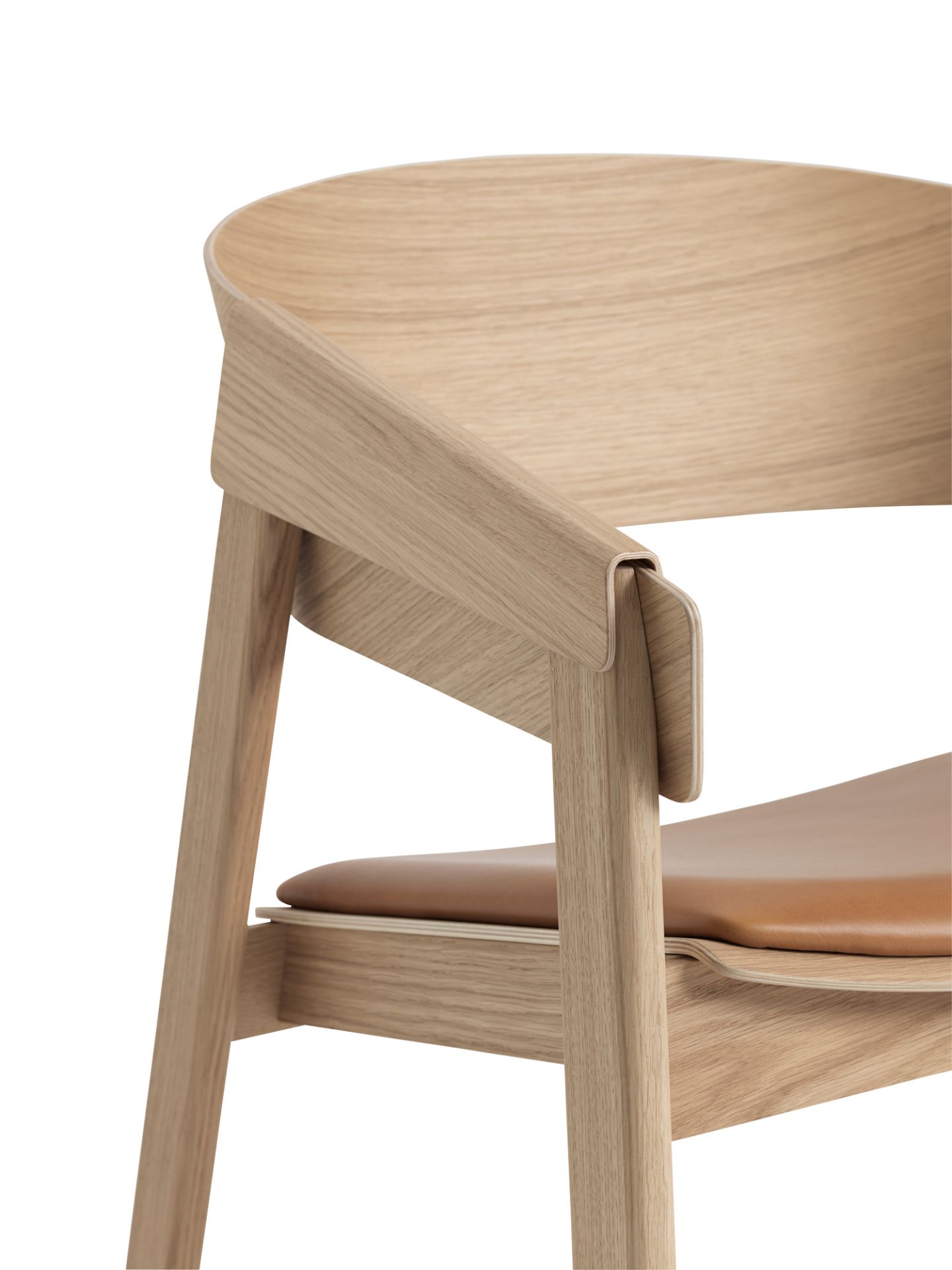 Detailaufnahme des Muuto Cover Lounge Chair Stuhls: Holzrahmen und braunes Lederkissen, modernes Möbeldesign.