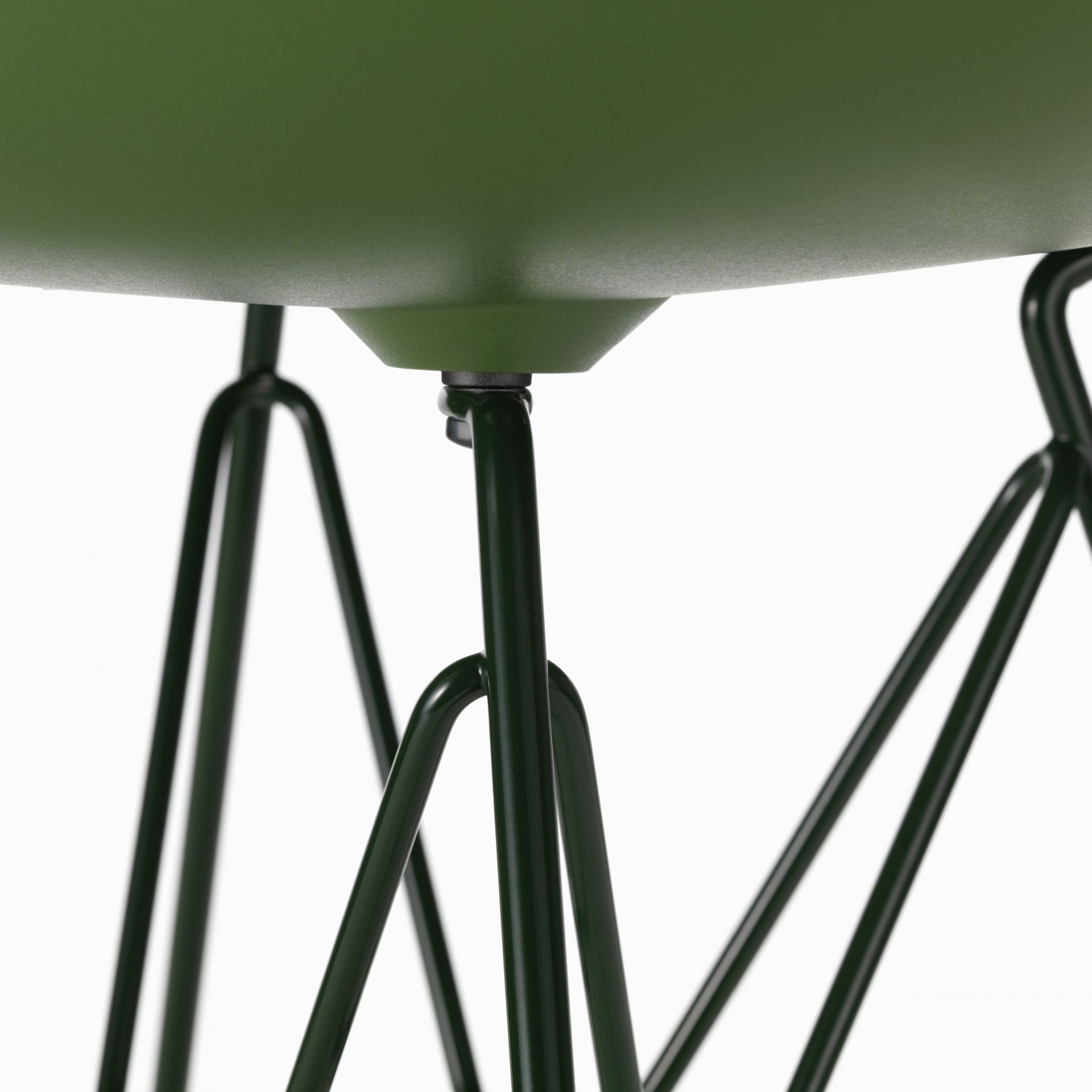 Detailaufnahme: Grüner Eames Plastic Side Chair DSR Stuhl von Vitra mit verchromtem Drahtgestell.
