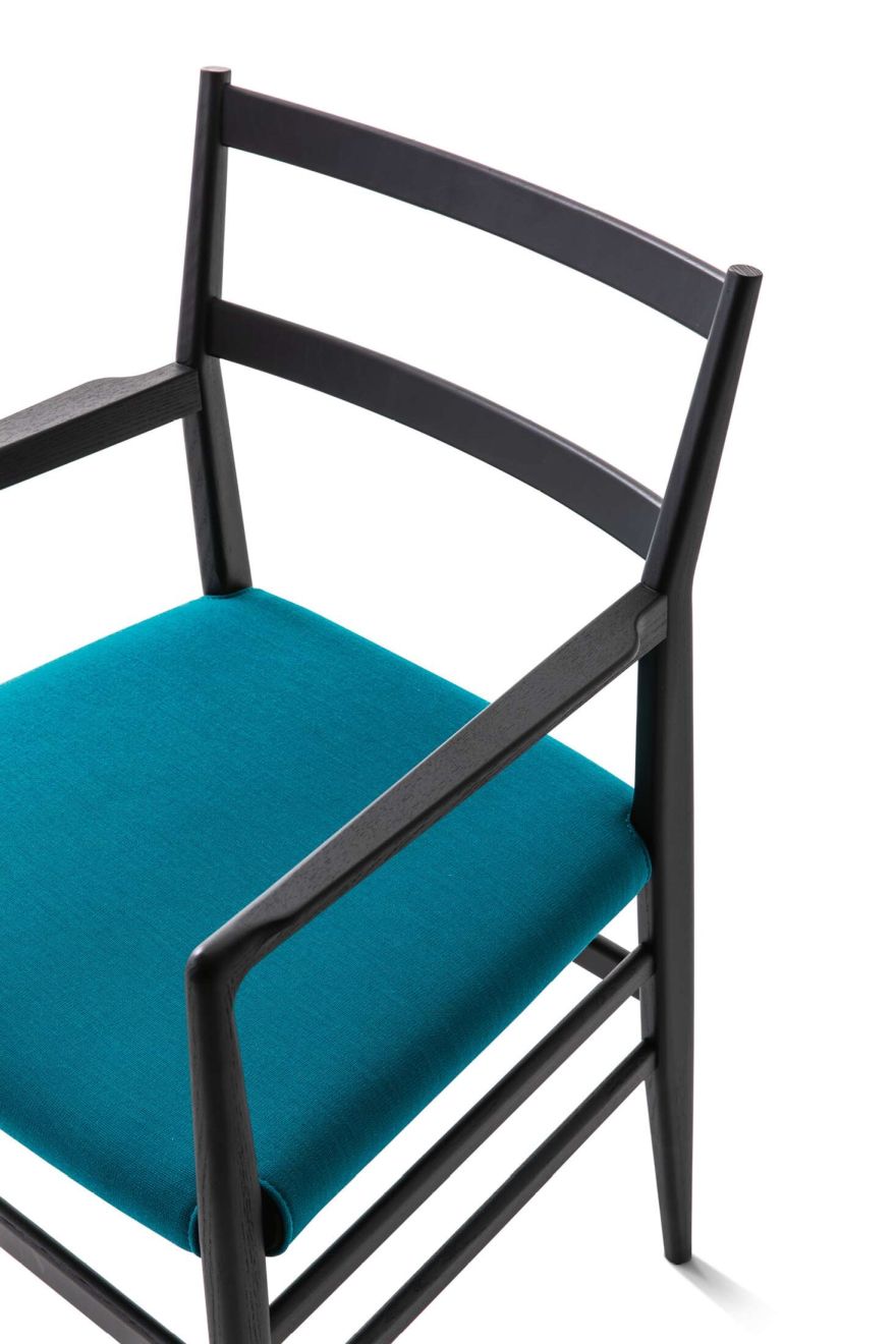 Detailaufnahme des Cassina 646 Leggera Stuhls mit türkisfarbenem Sitz und dunklem Holzrahmen, Designklassiker.