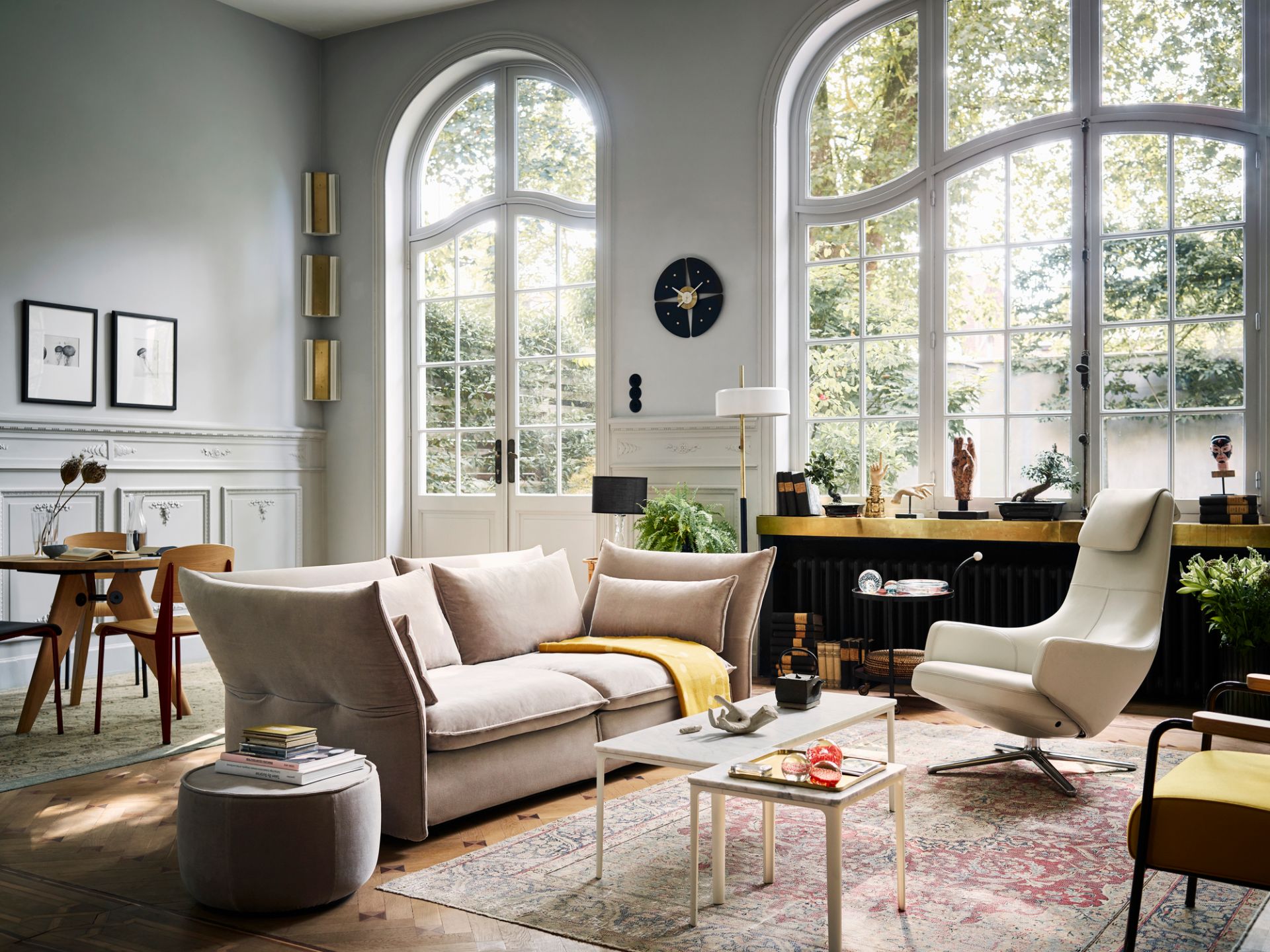 Helles Wohnzimmer mit beigem Repos Sessel und Ottoman von Vitra, Designermöbel für stilvolles Wohnen.