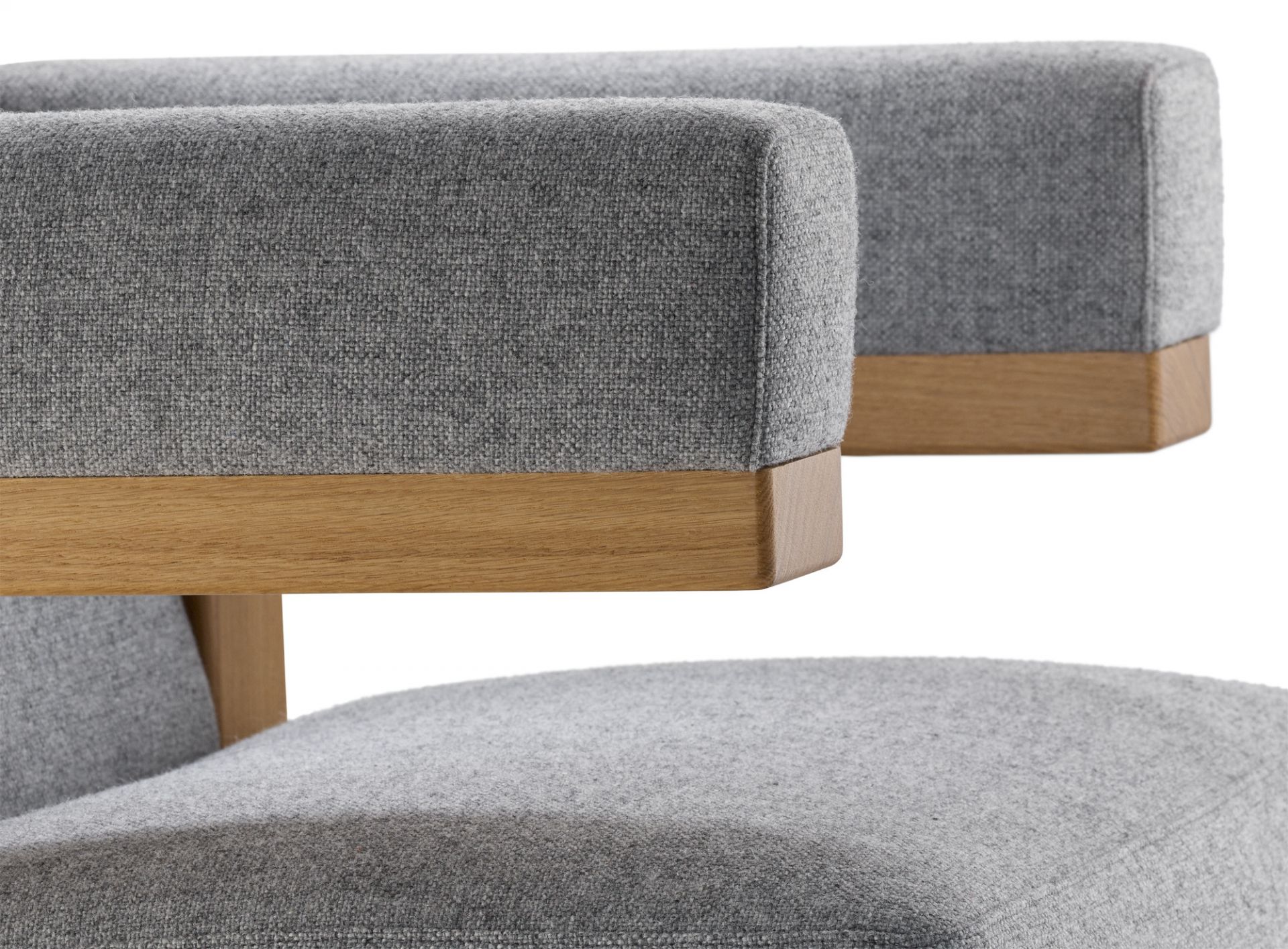 Detailaufnahme: Gropius F51 Sessel im Bauhaus-Stil, grauer Hallingdal-Bezug und Gestell aus massivem Eichenholz.