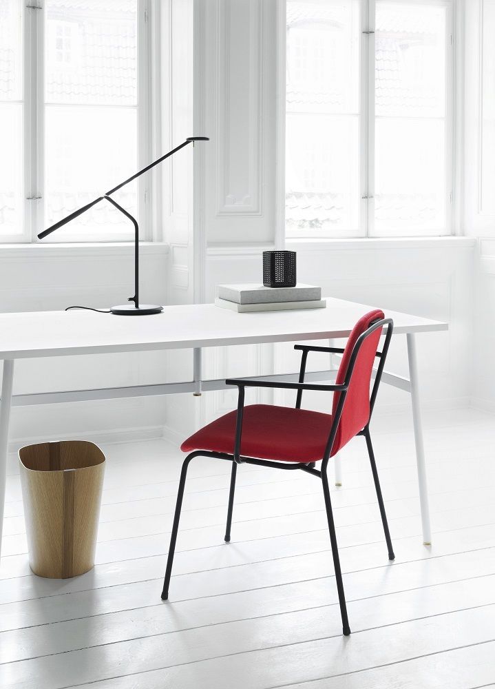 Tales of Wood Papierkorb von Normann Copenhagen aus hellem Holz im minimalistischen Büro.