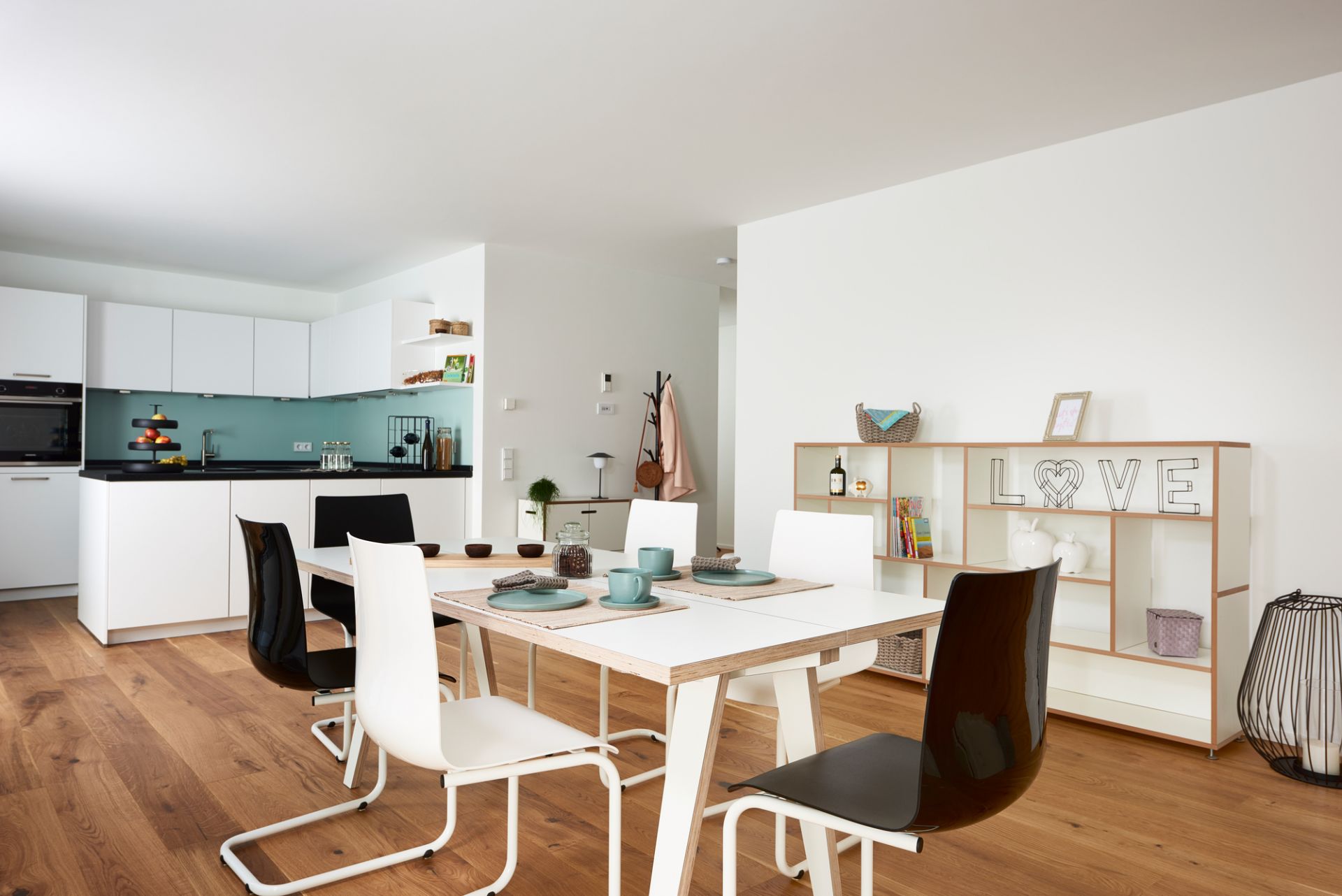 Esszimmer mit Tojo Sideboard, Esstisch und Stühlen in modernem, hellem Ambiente. Möbel für Wohnraumgestaltung.