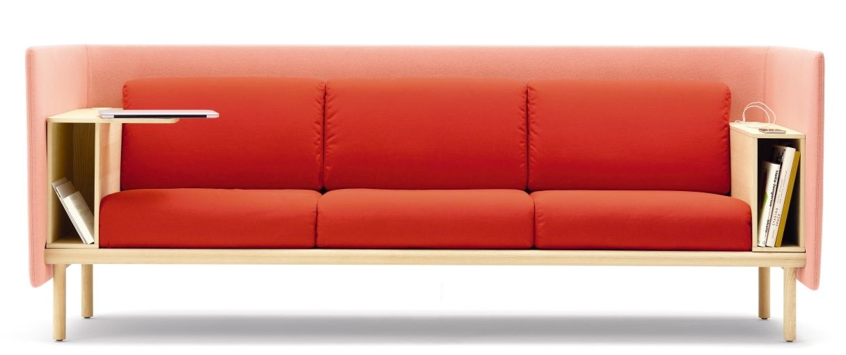 Cor Floater Sofa 3-Sitzer, modernes Design mit roten Polstern und integrierten Ablageflächen aus hellem Holz.
