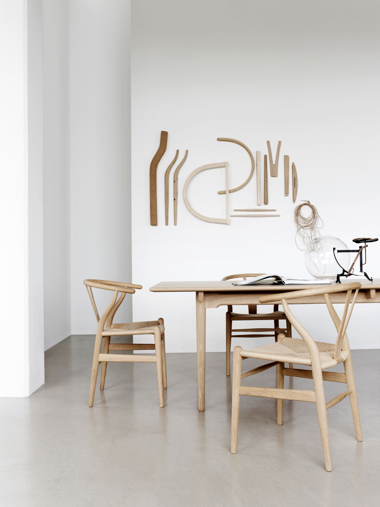 CH24 Wishbone Chair von Carl Hansen & Søn: Holzstuhl mit geflochtener Sitzfläche am Esstisch.