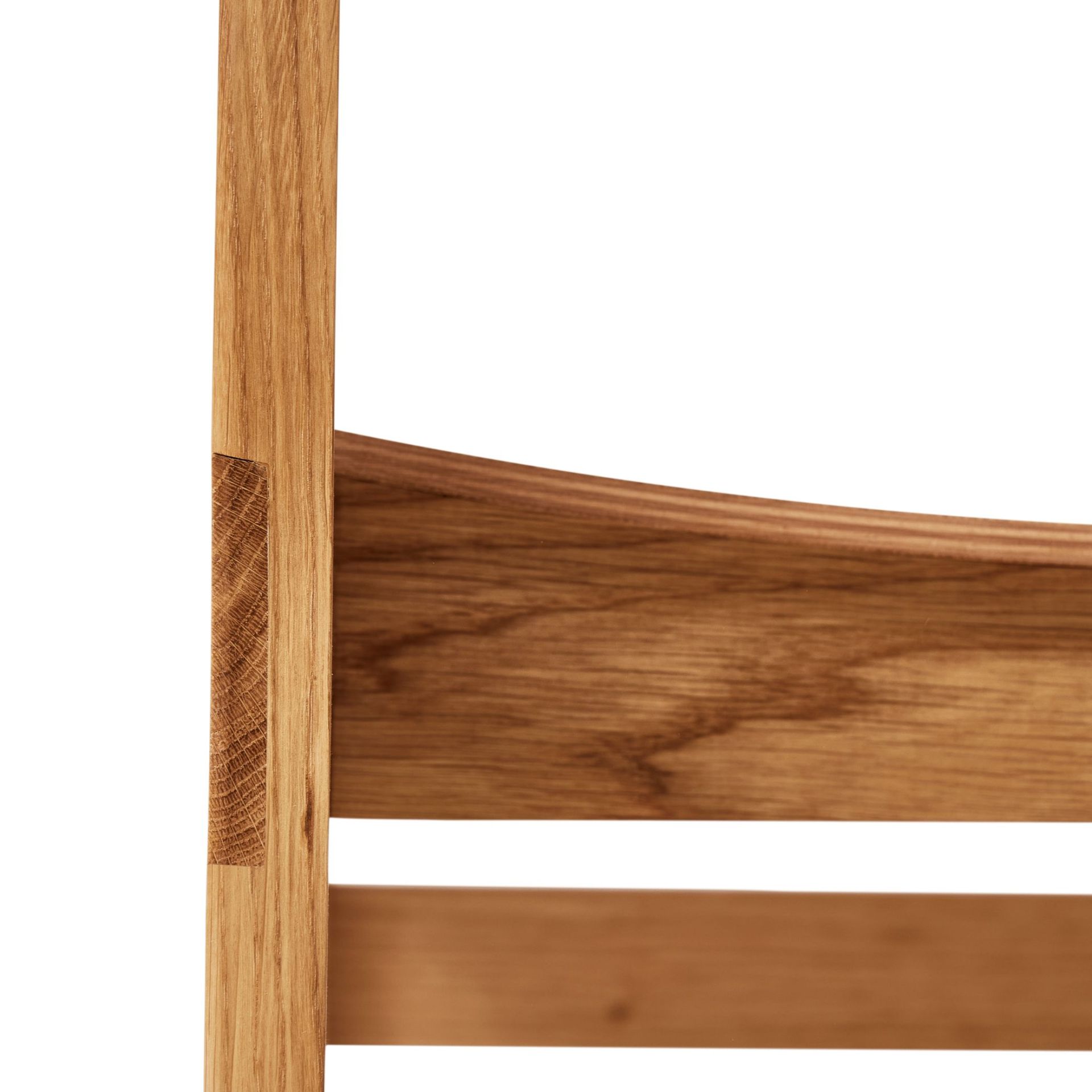 Detailaufnahme vom Sonder Stuhl Form & Refine: Holzstuhl mit präziser Handwerkskunst und Fokus auf natürliche Materialien.