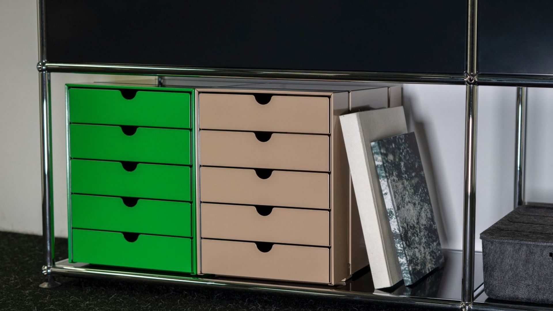USM Haller Inos Kastenset mit fünf Schalen in Reinorange und Beige im Chromgestell für Büro.