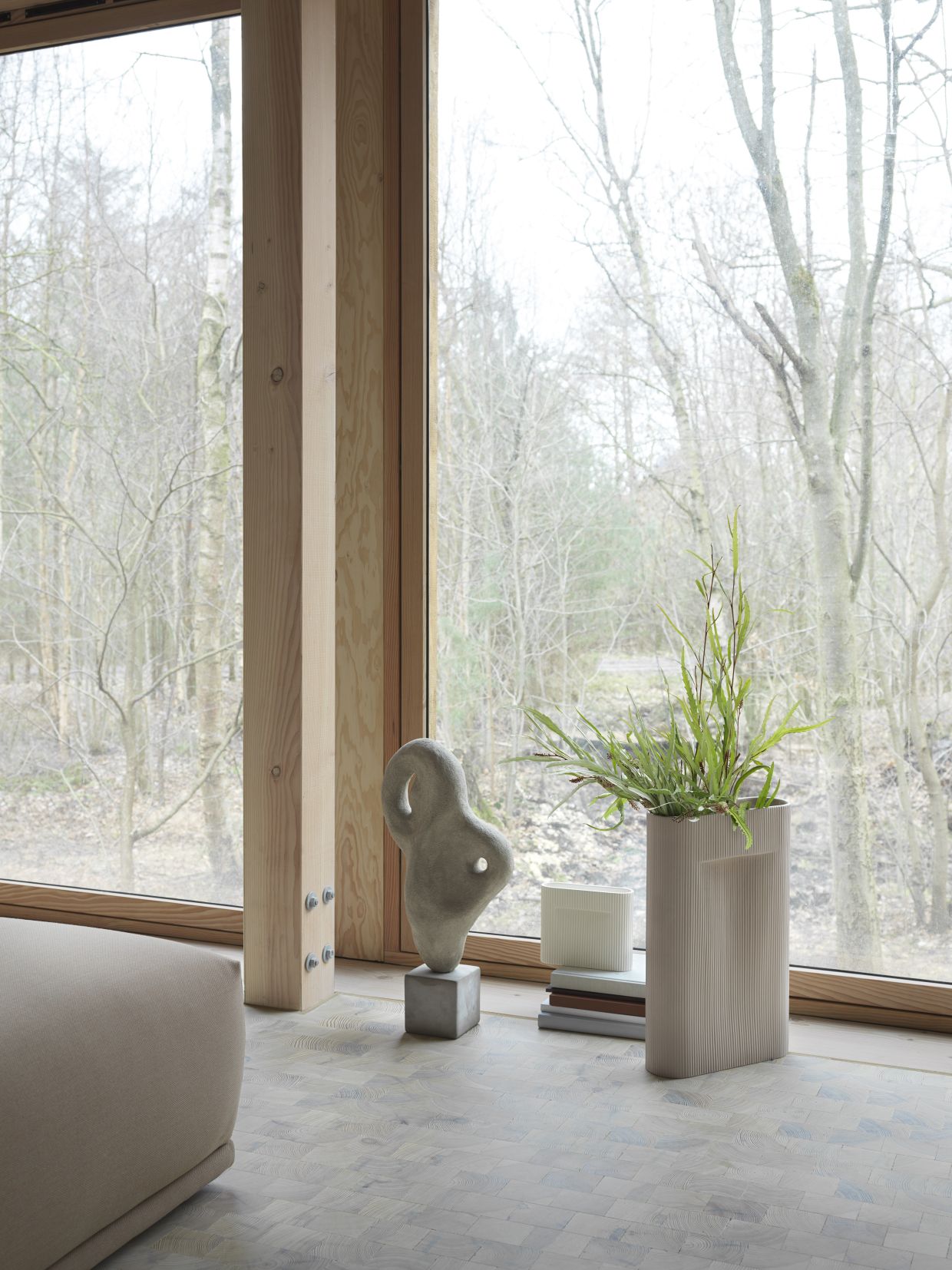 Helle Inneneinrichtung mit Muuto Ridge Vase in Off-White, schlank und modern mit Pflanzen dekoriert.