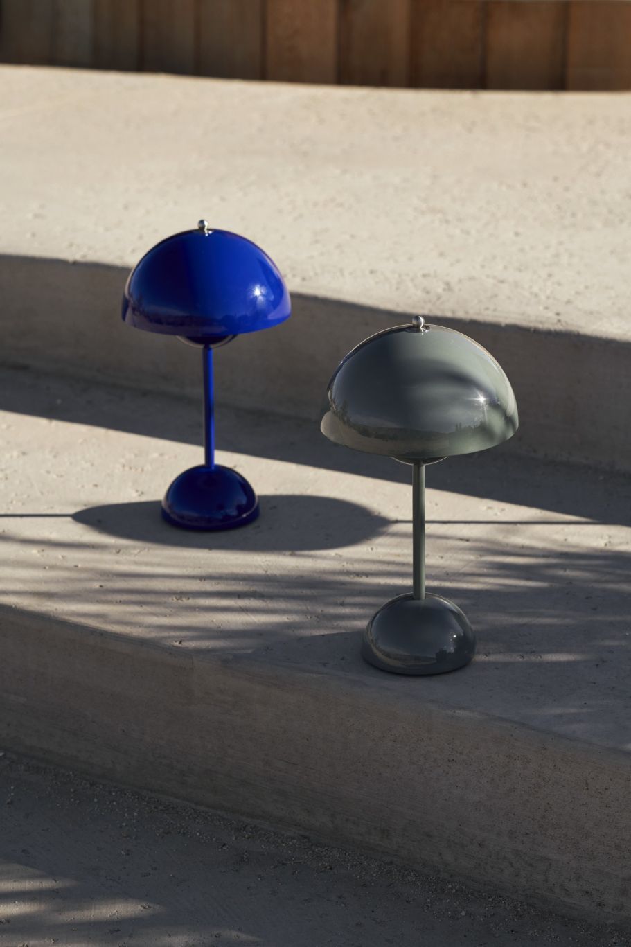 Flowerpot VP9 draagbare acculamp / tafellamp met USB AndTradition kobaltblauw