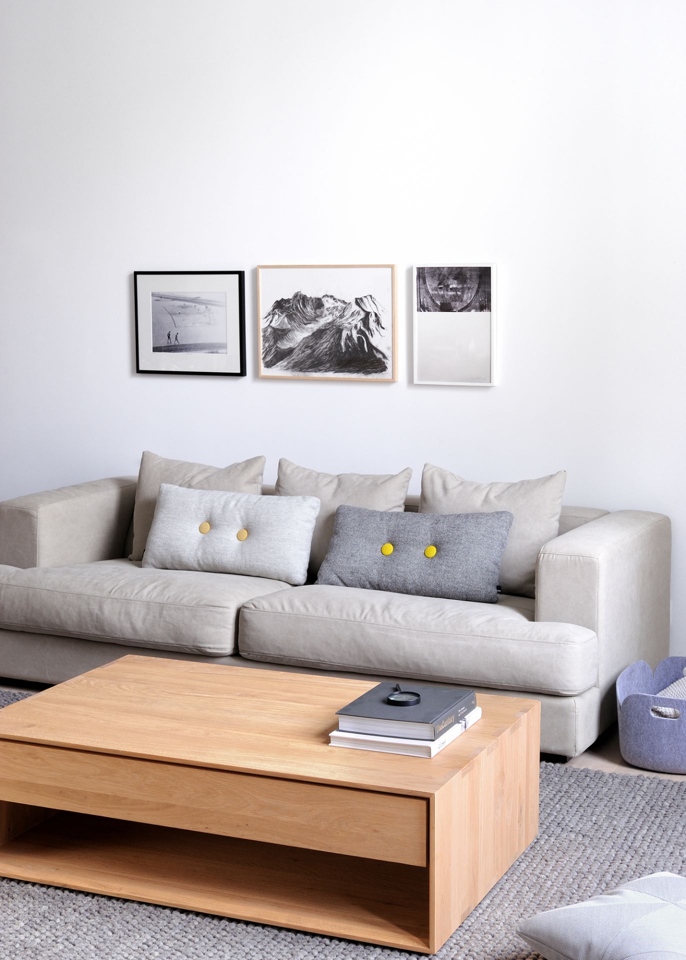 Nordic Couchtisch aus Eiche von Ethnicraft mit Schublade im Wohnzimmer, Bücher auf dem Tisch.