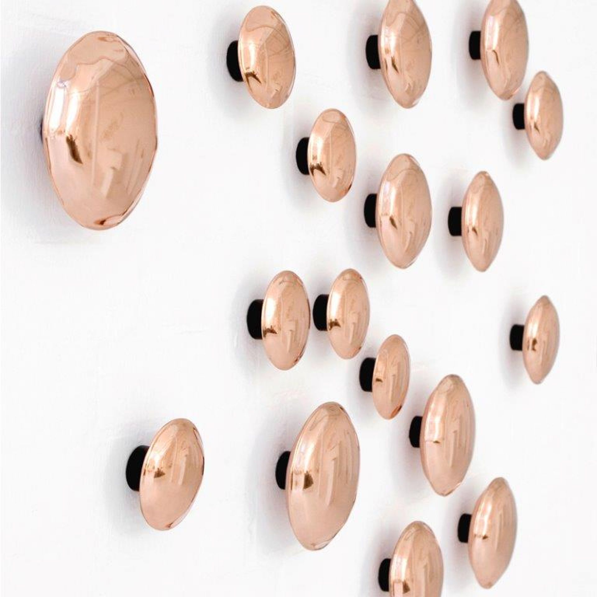 Wand mit mehreren Pins Garderobenhaken von Zieta, roségoldene, organisch geformte Haken.
