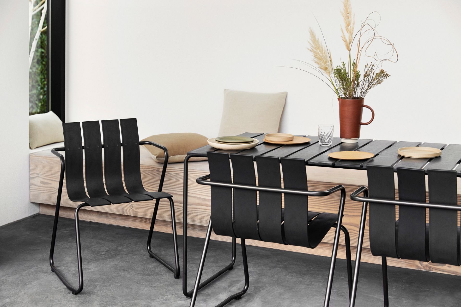 Ocean Chair von Mater: Schwarzer Outdoor Stuhl aus recyceltem Kunststoff mit minimalistischem Design.