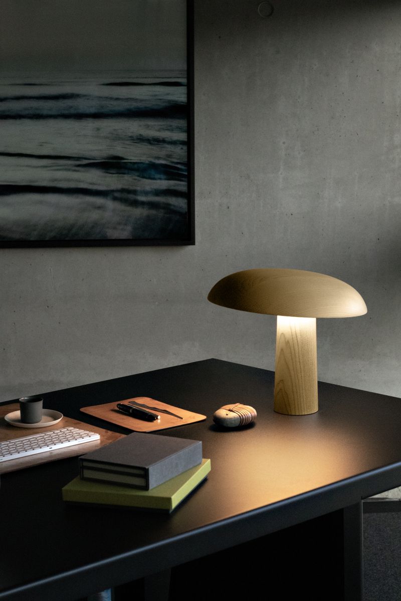 Forma Tischleuchte Nussbaum von ClassiCon auf Schreibtisch, modernes Design, warmes Licht.
