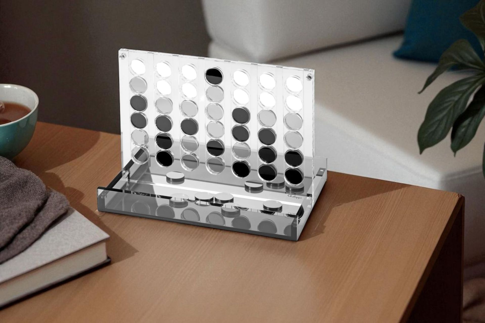 YAP Strategiespiel 4 in einer Reihe von Philippi aus transparentem Acryl mit schwarzen und silbernen Spielsteinen.