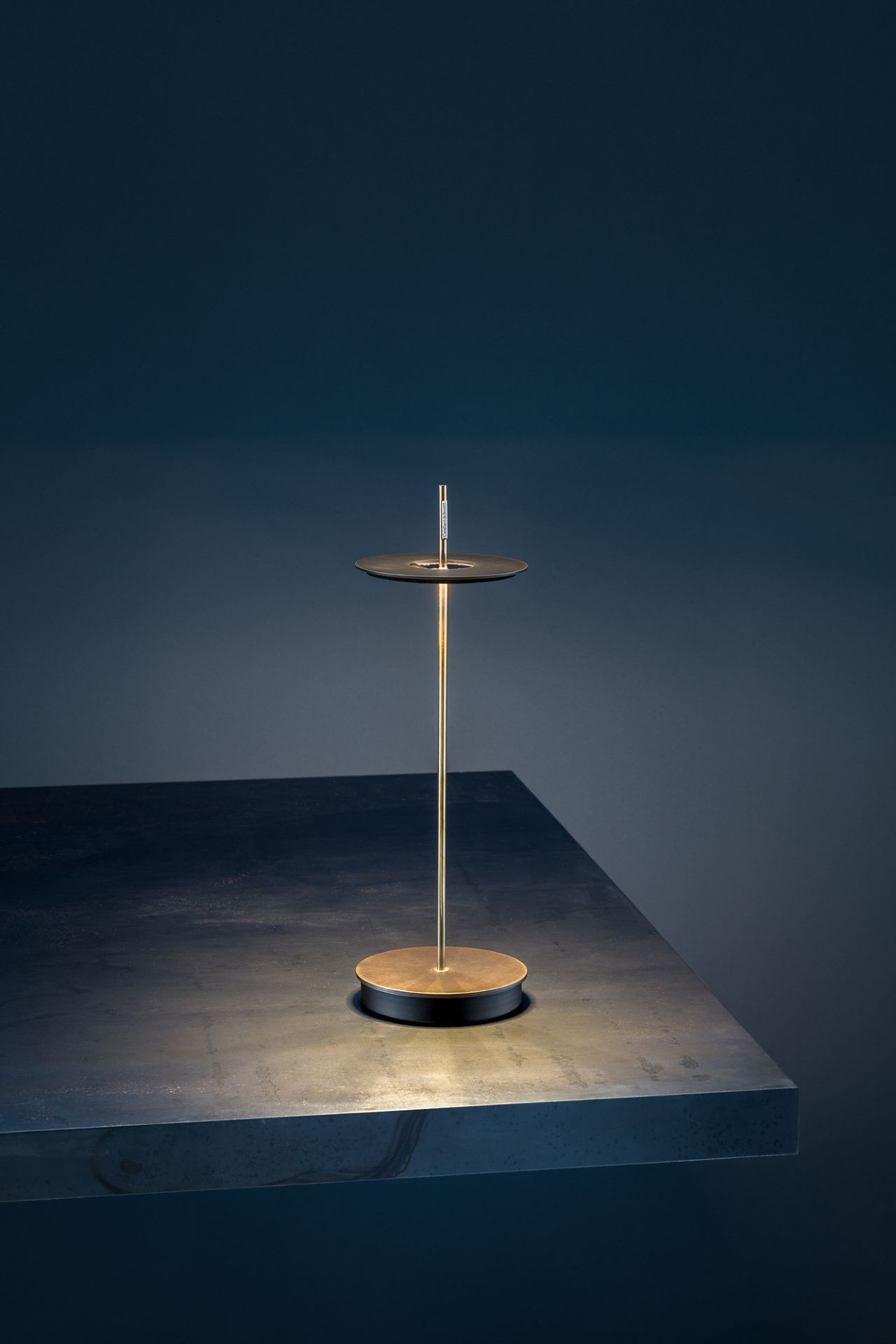 Giulietta BE T Tischlampe von Catellani & Smith in Messing, minimalistisches Design, warmes Licht.