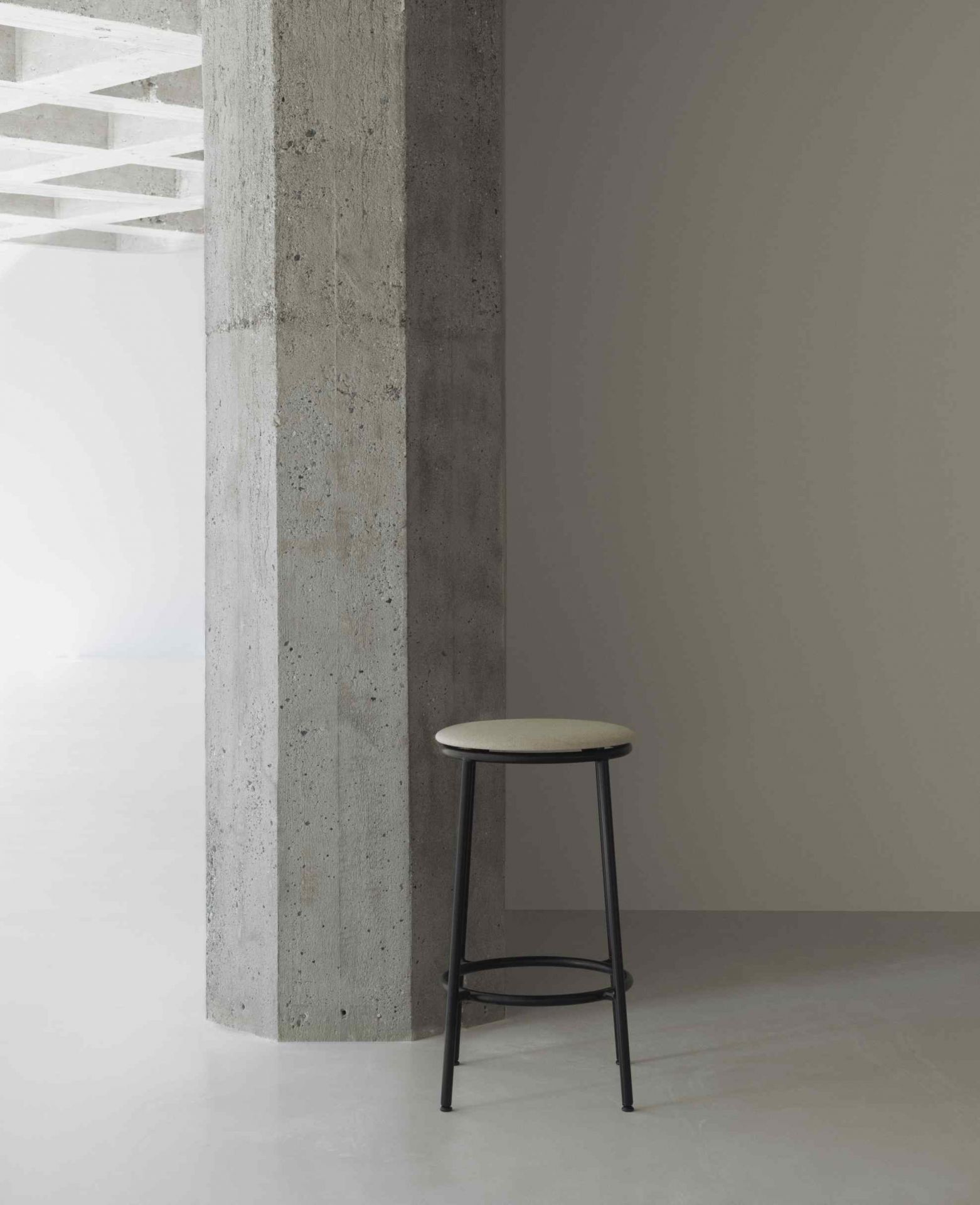 Circa Barhocker H 65 cm von Normann Copenhagen, minimalistisches Design mit schwarzem Gestell und hellem Sitz.