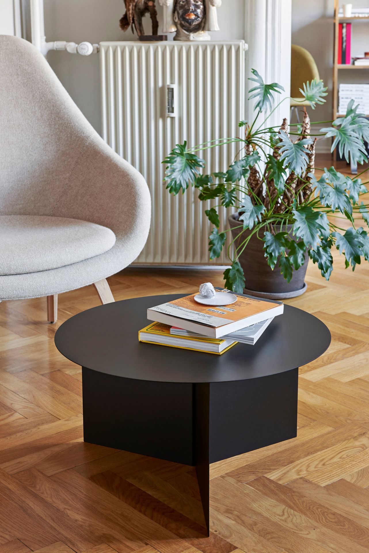 Beiger About a Lounge AAL 93 Sessel von Hay im Wohnzimmer mit schwarzem Tisch.