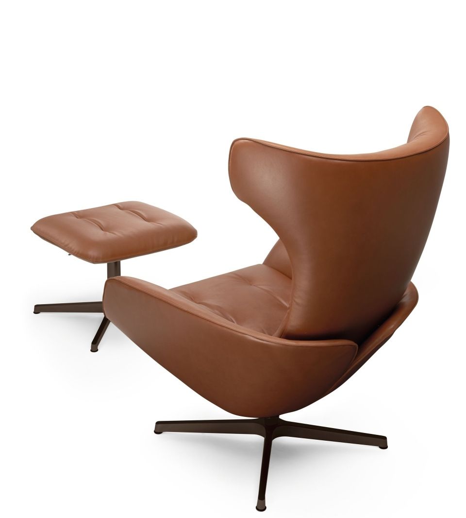 Onsa Hocker von Walter Knoll, brauner Ledersessel mit passendem Fußhocker auf dunklem Metallfuß.