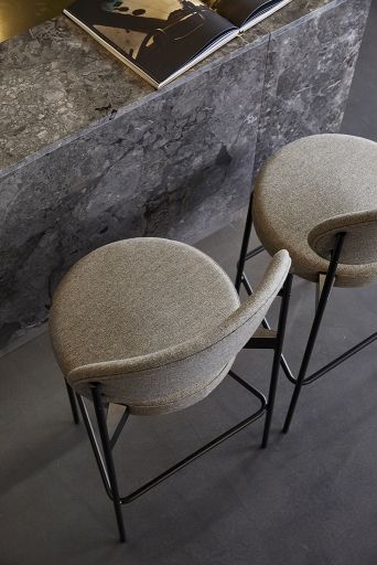Series 430 Bar Stool Barhocker 65 cm von Verpan mit grauem Stoffbezug und schwarzem Metallgestell.