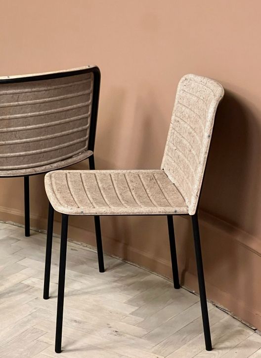 Flax Stacker Chair: Stapelbarer Design Stuhl aus Flachs mit schwarzem Metallgestell für Esszimmer und Büro.