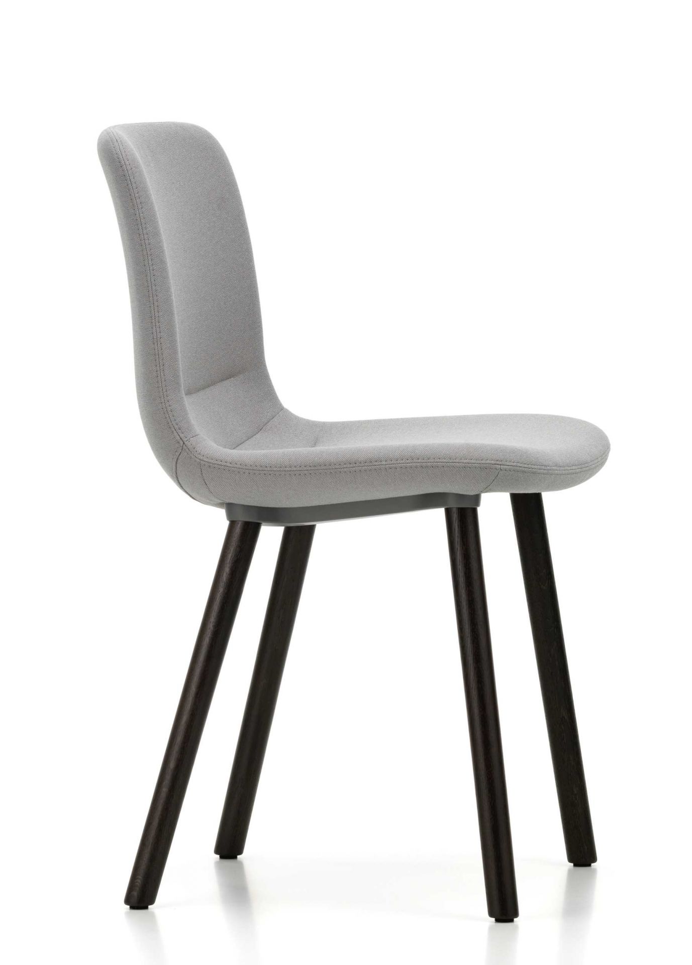 Vitra Hal Soft Wood Stuhl, grauer Stoffbezug und dunkle Holzbeine, Seitenansicht.