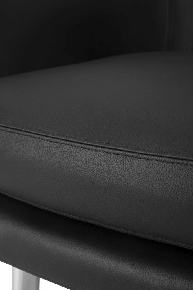 Detailaufnahme vom schwarzen Leder des Sum Lounge Armchair Sessels von Normann Copenhagen.
