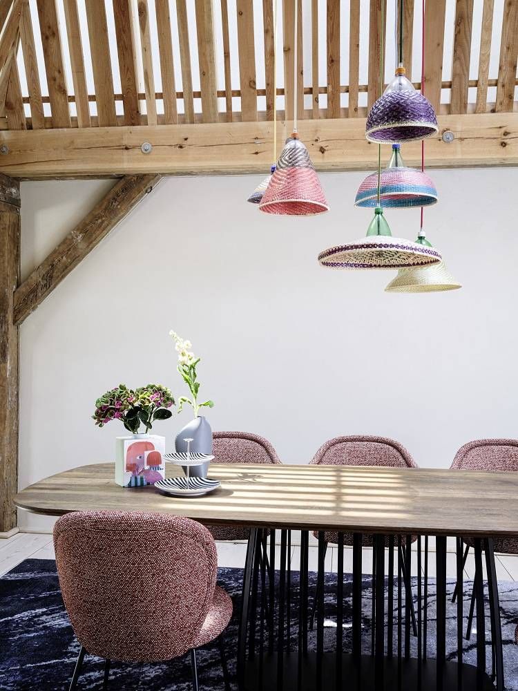 Esszimmer mit Holztisch, Ona 2020 Side Chair Stühlen von Freifrau Manufaktur und bunten Lampen.