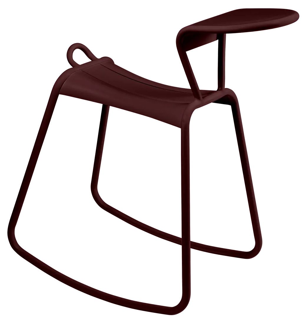 Adadesk Beistelltisch Wippe Outdoor von Fermob, moderner, dunkelroter Metalltisch für den Garten und Balkon.