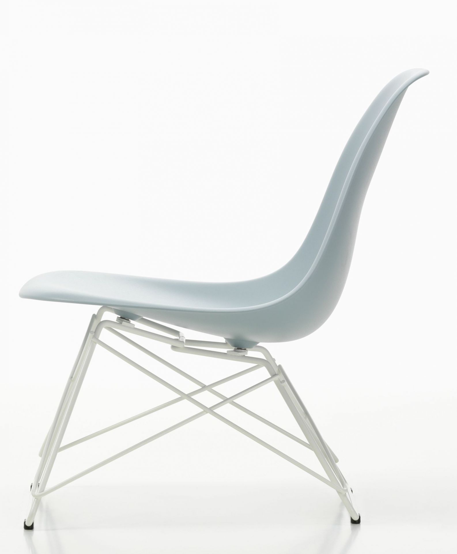 Eames Plastic Side Chair LSR von Vitra, hellblauer Design Stuhl mit verchromtem Drahtgestell.