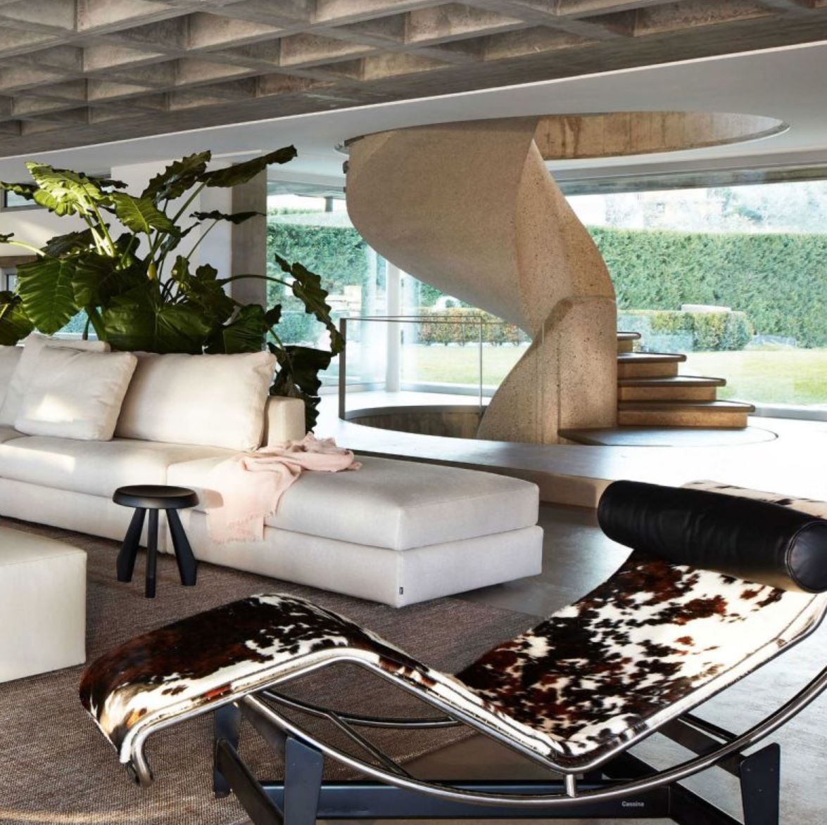 Chaise Longue mit Fellbezug in Braun/Weiß/Schwarz und schwarzer Nackenrolle von Cassina. Designliege für Wohnzimmer.