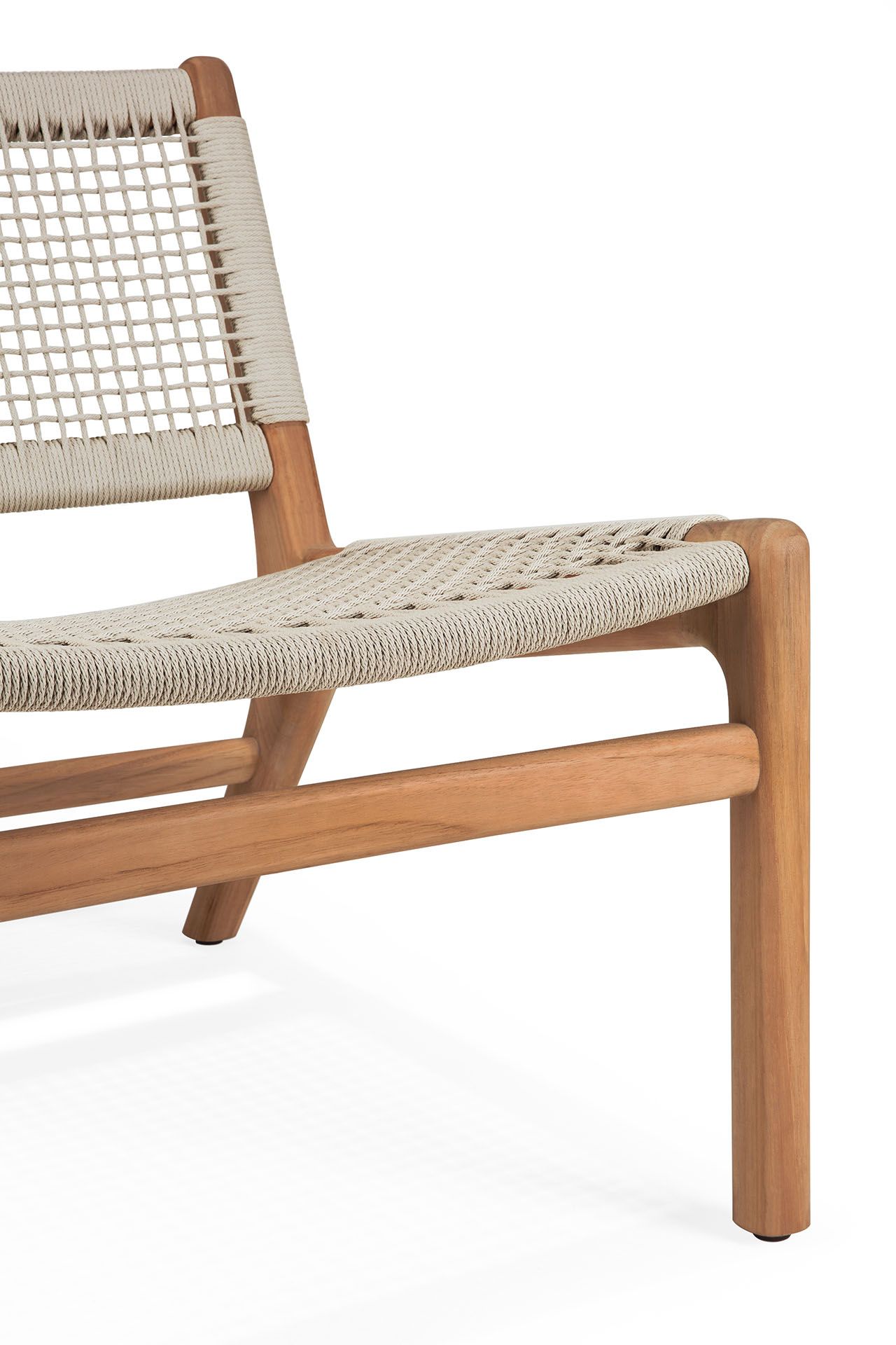 Detailaufnahme: Jack Loungesessel von Ethnicraft, Teakholzrahmen mit beige Kordelgeflecht für den Außenbereich.