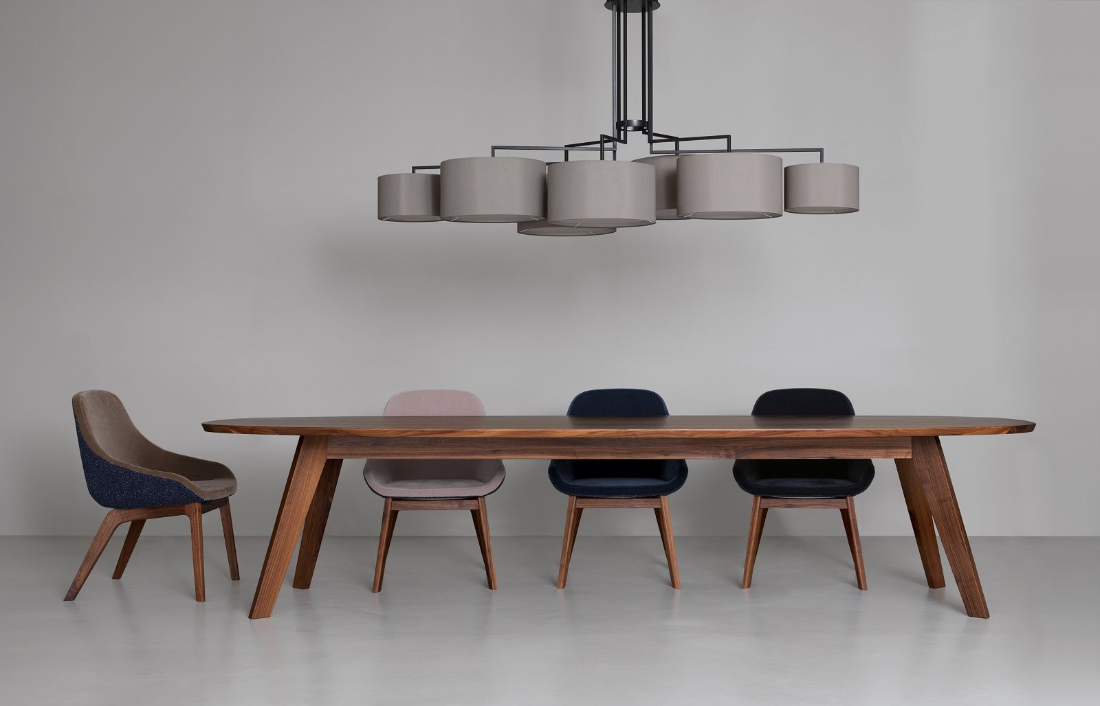 NOON 7 Deckenleuchte in Weiß über Esstisch mit Stühlen. Moderne Pendelleuchte für Esszimmer.