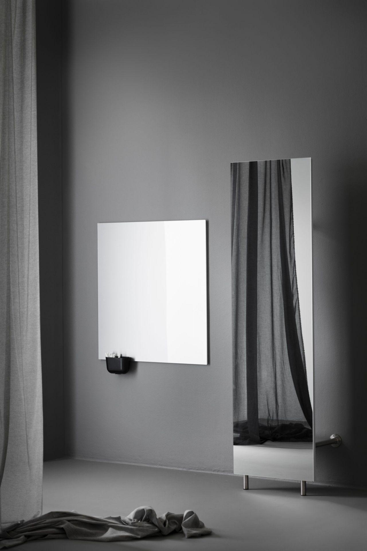 Minimalistisches Interieur mit Chat Board Classic Wandtafel, magnetisch, in Weiß, mit Stifthalter an grauer Wand.