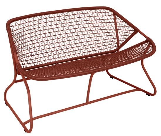 Nahaufnahme der Fermob Sixties Outdoor Bank in rotem Metallgeflecht für Garten und Terrasse.